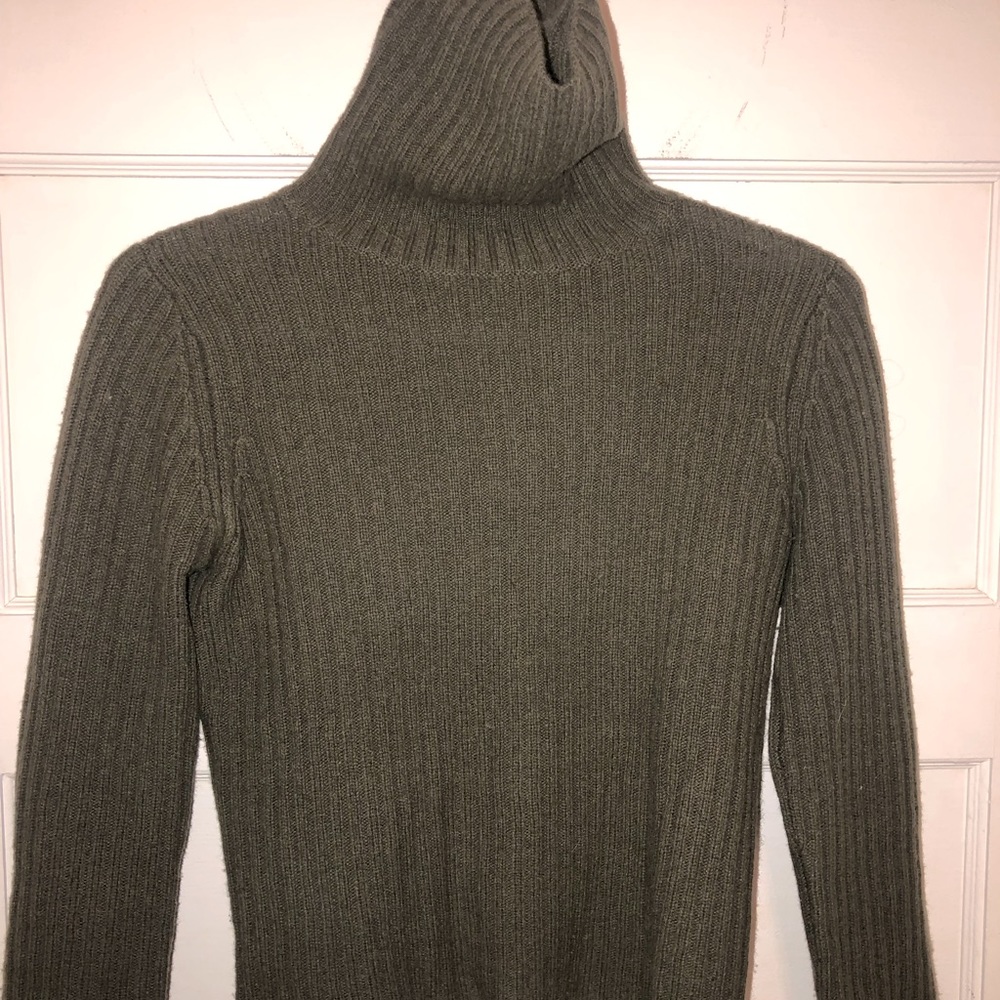 Lambs wool, green turtle neck sweater